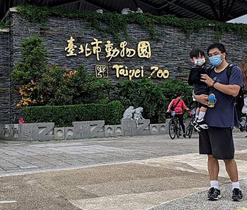 眷三代朱興華不畏疫情，返台認養台籍男童，學習外公孫建功熱忱助人的精神。(照片提供：孫箴華)