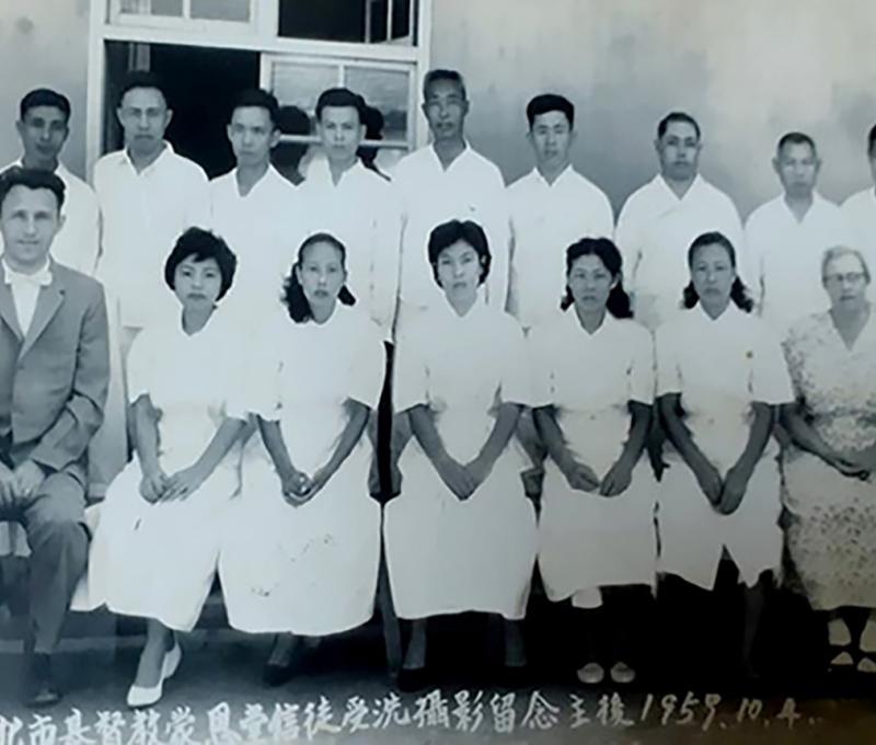 中興莊眷戶信仰多元，這張是眷戶到彰化蒙恩堂受洗合影留念。(照片提供：常連芳)