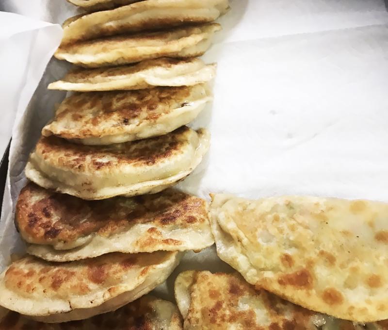 中興莊眷戶劉小華擅長烹飪，韭菜盒子運用在地食材。(照片提供：方力非)