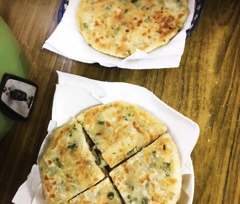 蔥油餅是山東人餐桌上不可或或缺的一道美食。(照片提供：方力非)