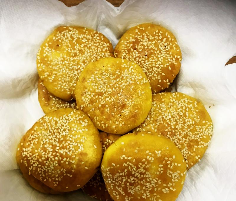 芝麻餅或甜或鹹，香酥可口。(照片提供：方力非)