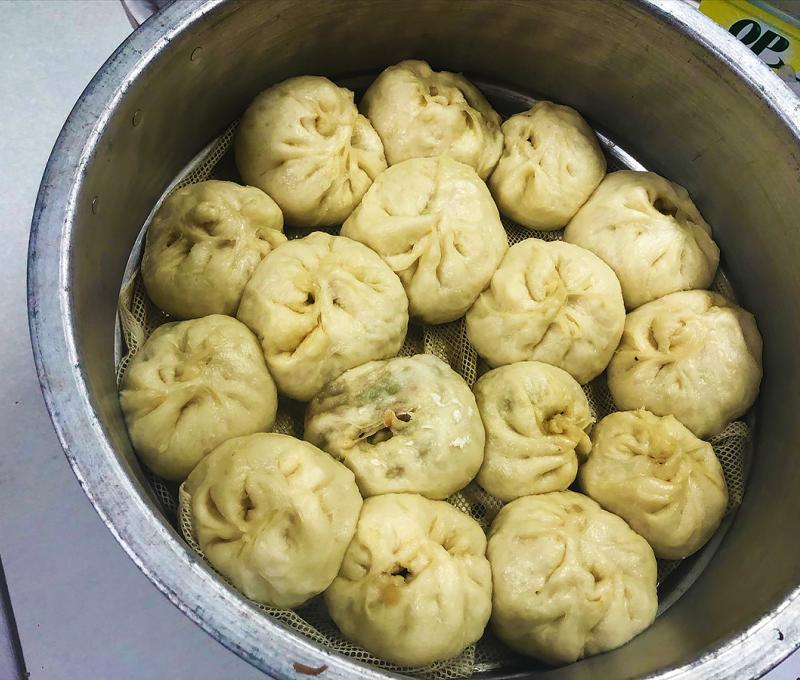 水煎包也是老少咸宜，一出爐就被搶光。(照片提供：方力非)