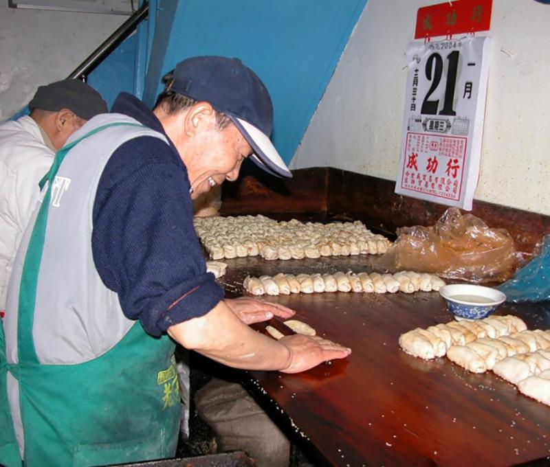 彰化「老兵的燒餅」是彰化人一甲子的早期印記。(照片提供：蔡滄龍)