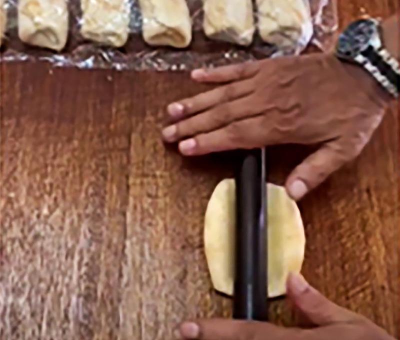 中興莊眷戶張大衛示範燒餅製作技巧。(照片提供：方力非)