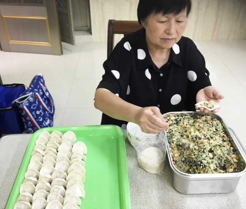 吃餃子稱「增歲飯」，等候新來稱「熬年」。(照片提供：方力非)