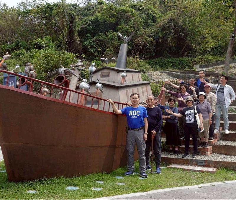 眷戶志工在名為「同舟」的公共藝術旁合影，緬懷父輩搭船撤退來台的歲月。(照片提供：林達祐)
