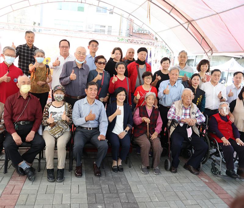 2023年中興莊故事館特展，眷戶重返故居，跟縣長王惠美合影。(照片提供：楊秋蘋)