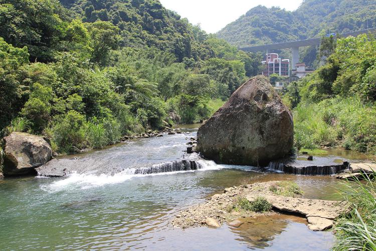 04淡蘭古道石碇外按古道大石公