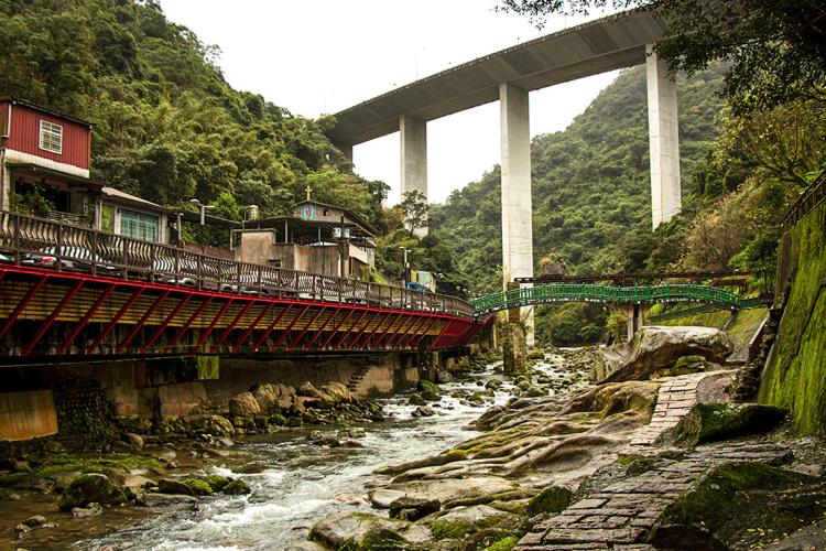 09烏塗溪親水步道從石碇老街開始後面是運煤斷橋