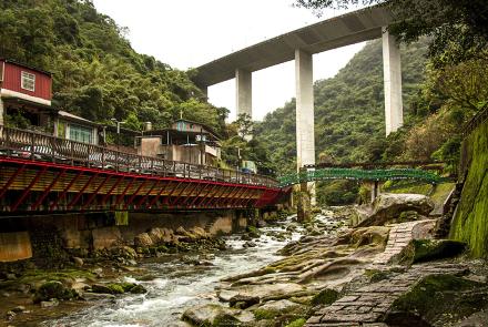 09烏塗溪親水步道從石碇老街開始後面是運煤斷橋